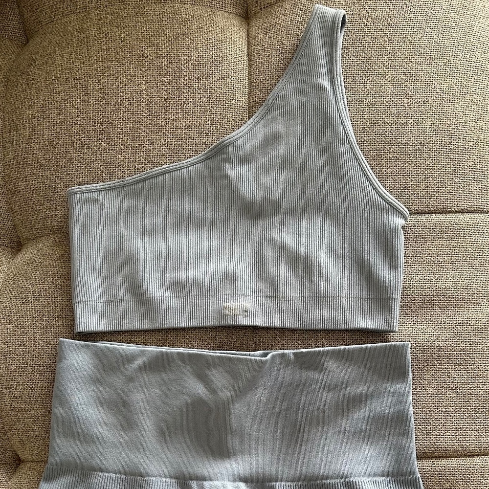 Set active one shoulder bra and shorts